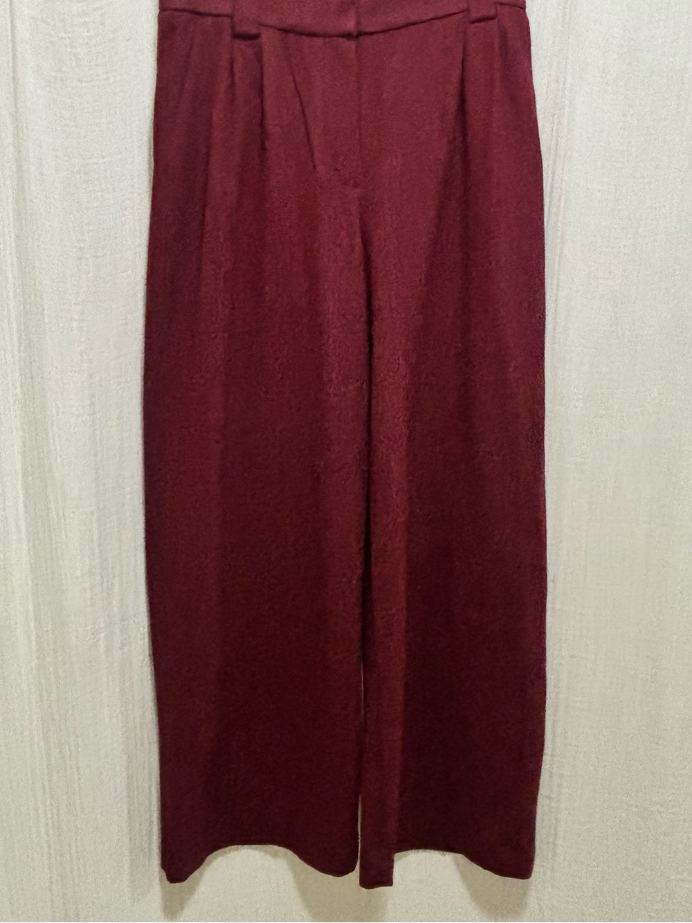 NWT Express Heathered Stretch Twill High Waisted Relaxed Trouser in Burgundy. 4L